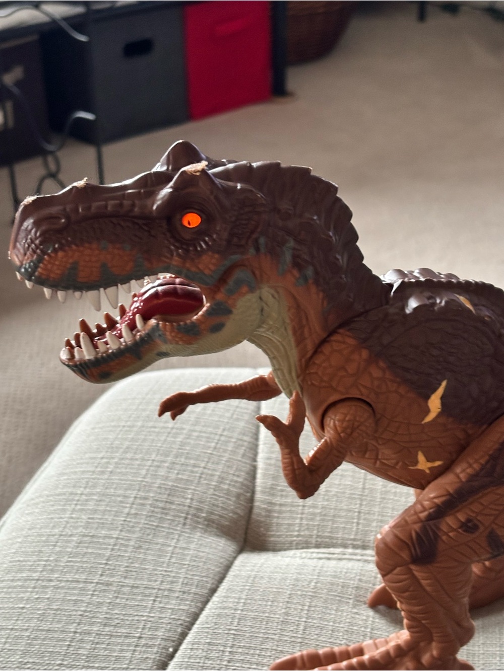 TOYS R US - Animal Planet Big T-Rex Dinosaur — Light-Up Eyes & Roaring Sounds - Picture 5 of 7